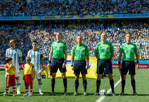 Det svenska domarteamet Schweiz Jonas Eriksson, domare Daniel Wärnmark, assisterande domare och Mathias Klasenius, assisterande domare