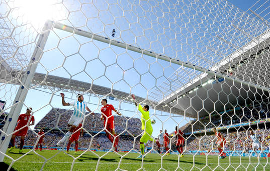 Argentinas Ezequiel Garay oroar framför Schweiz målvakt Diego Benaglio