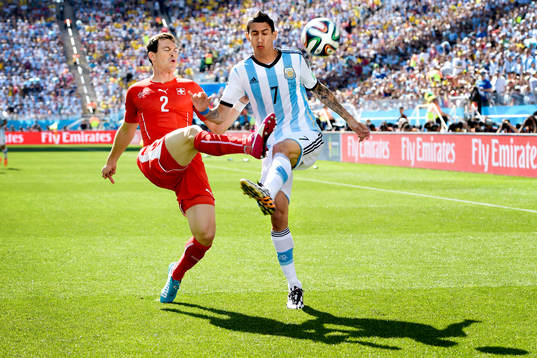 Schweiz Stephan Lichtsteiner och Argentinas Angel Di Maria