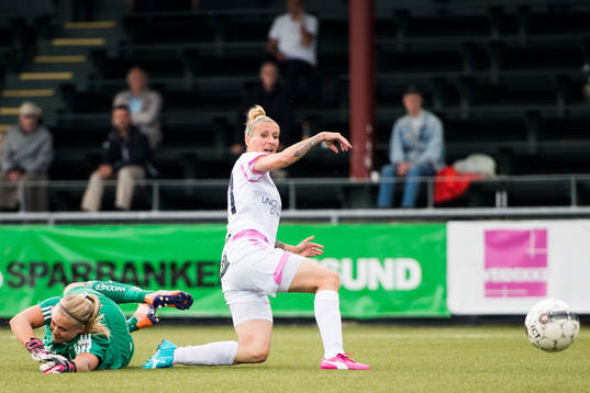Rosengårds Anja Mittag gör 2-1 bakom Piteås målvakt Hilda Carlén