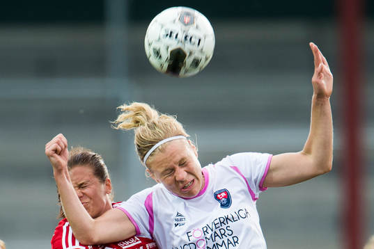 Rosengårds Katrin Schmidt nickar undan bollen framför Piteås Hanna Pettersson