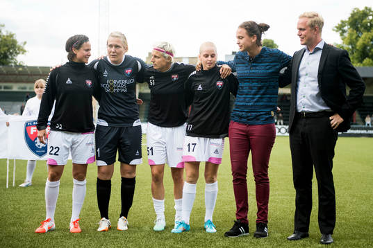 Rosengårds Katleen Radtke, målvakt Thora Helgadottir, Lisa Ek, Sofia Anker-Kofoed och tränare Jonas Eidevall tackas av