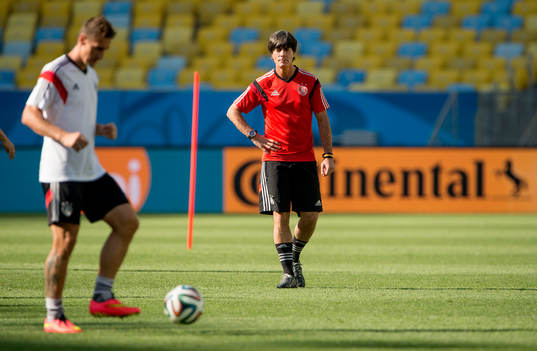 Tysklands Miroslav Klose och förbundskapten Joachim Löw