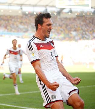  Football - France v Germany - FIFA World Cup Brazil 2014 - Quarter Final - Estadio do Maracana, Rio de Janeiro, Brazil - 4/7/14 Mats Hummels celebrates after scoring the first goal for Germany 