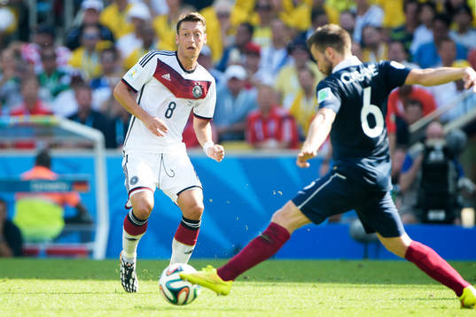 Tysklands Mesut Özil och Frankrikes Yohan Cabaye