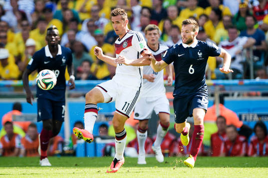 Tysklands Miroslav Klose och Frankrikes Yohan Cabaye