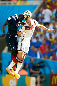 Frankrikes Mamadou Sakho och Tysklands Miroslav Klose
