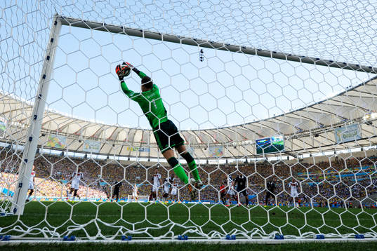 Tysklands målvakt Manuel Neuer räddar