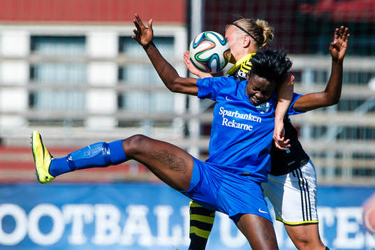 AIKs Maija Saari i en duell med Eskilstunas Gaelle Enganamouit