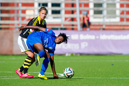 AIKs Maija Saari i en duell med Eskilstunas Gaelle Enganamouit