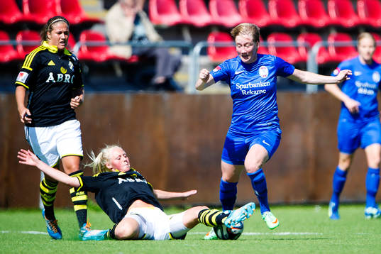 AIKs Elin Bragnum går in i en kamp om bollen med Eskilstunas Sofie Persson, AIKs Filippa Angeldal ser på