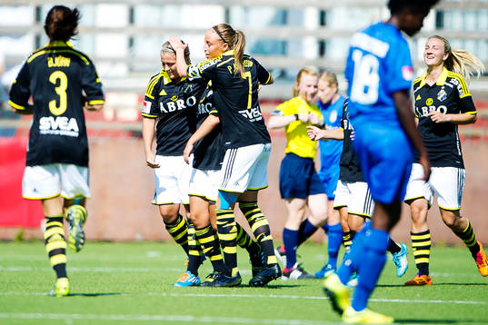  AIKs Petra Andersson jublar och klappar om Filippa Angeldal efter att hon har gjort 2-0