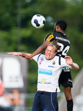 Gefles Anders Bååth i kamp med Häckens Rene Makondele