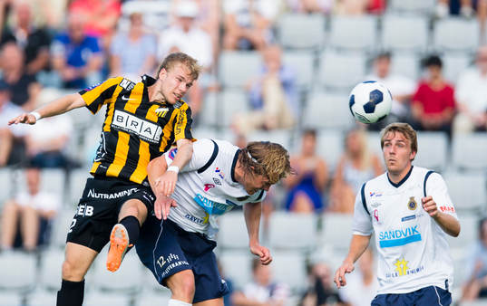 Häckens Oscar Lewicki i en nickduell med Gefles Anders Bååth