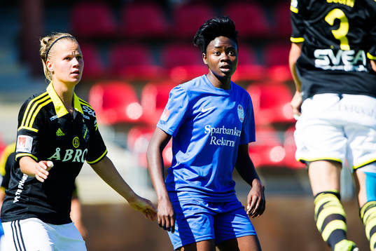 AIKs Maija Saari och Eskilstunas Gaelle Enganamouit 
