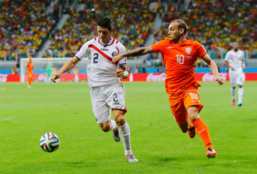 Football - Netherlands v Costa Rica - FIFA World Cup Brazil 2014 - Quarter Final - Arena Fonte Nova, Salvador, Brazil - 5/7/14 Holland's Wesley Sneijder (R) in action with Costa Rica's Johnny Acosta  
