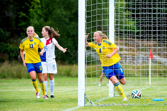 Sveriges Ebba Wieder jublar efter att ha gjort 1-0