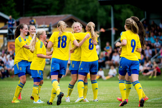 Sverige och Ebba Wieder jublar efter att hon gjort 1-0