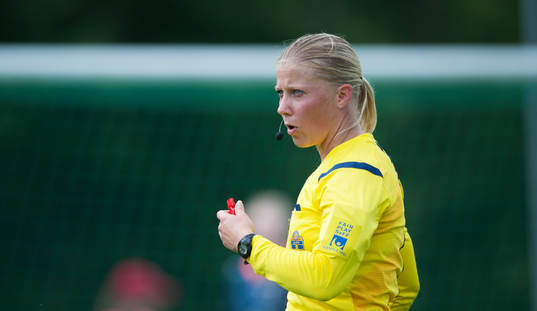 Domaren Sandra Fogelberg i matchen i damallsvenskan mellan Vittsjö och Kristianstad i Vittsjö 5 juli.