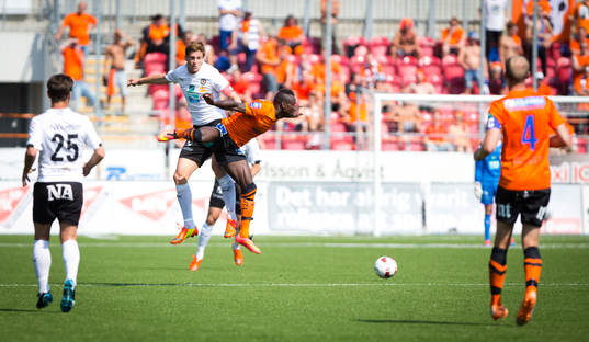 Örebros Magnus Wikström och Norrköpings Alhaji Kamara