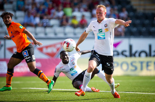 Örebros Patrik Haginge och Norrköpings James Frempong