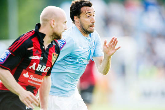 Brommapojkarnas Kristinn Jónsson jagar Malmö FFs Matias Concha