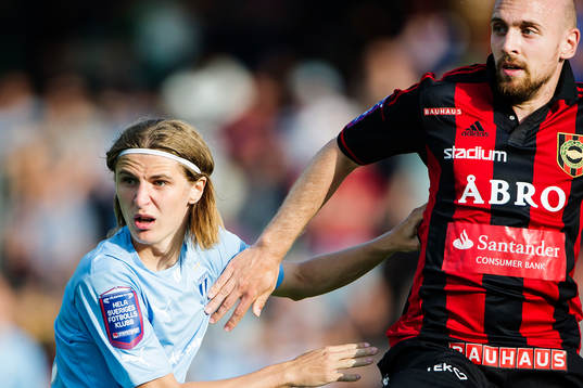 Malmö FFs Pawel Cibicki i kamp med Brommapojkarnas Kristinn Jónsson