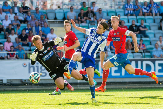 IFK Göteborgs Lasse Vibe i kamp med Helsingborgs målvakt Pär Hansson