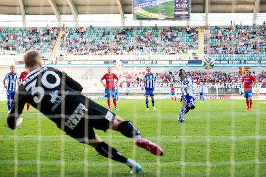 IFK Göteborgs May Mahlangu gör 6-2 på straff