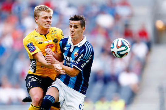 Elfsborgs Per Frick  i en nickduell mot Djurgårdens Haris Radetinac