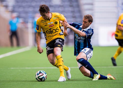 Elfsborgs Marcus Rohdén försöker ta sig bort från Djurgårdens Stefan Karlsson