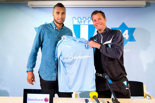 Malmös sportchef Daniel Andersson räcker över en matchtröja till Isaac Kiese Thelin