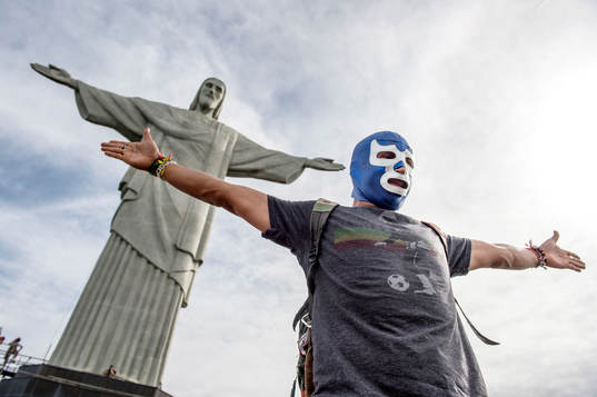 Bla gjennom flere bilder av Fotbolls-VM 2014, Dag 26, Jesusstatyn i Rio de Janeiro