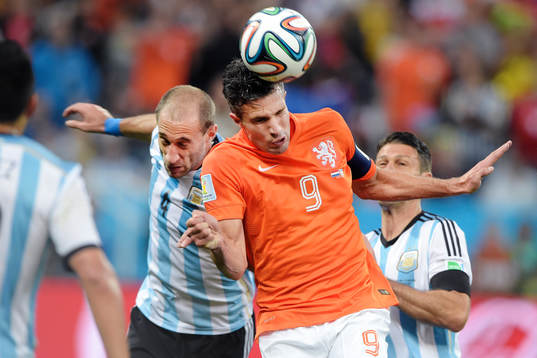 Argentinas Pablo Zableta i kamp med Hollands Robin van Persie