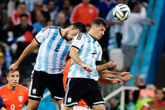 Argentinas Ezequiel Garay och Fernando Gago