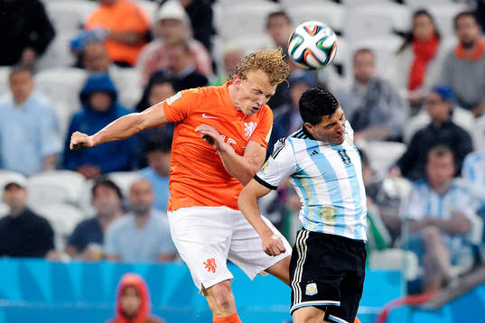 Hollands Dirk Kuyt i kamp med Argentinas Enzo Perez