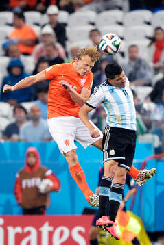 Hollands Dirk Kuyt i kamp med Argentinas Enzo Perez