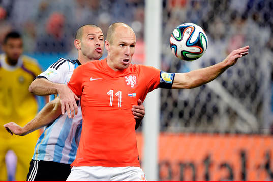 Argentinas Javier Mascherano  i kamp med Hollands Arjen Robben