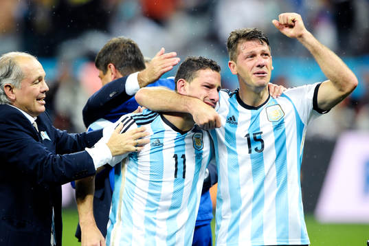 Argentinas förbundskapten Alejandro Sabella, Maxi Rodriguez och Martin Demichelis jublar och gråter efter semifinalen mellan Argentina och Holland
