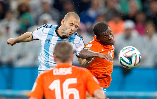 Hollands Georginio Wijnaldum och Argentinas Javier Mascherano