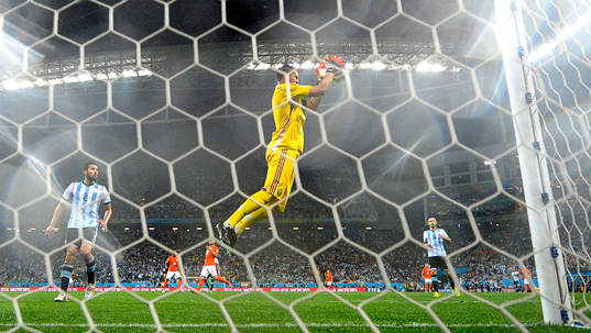 Argentinas målvakt Sergio Romero räddar ett skott