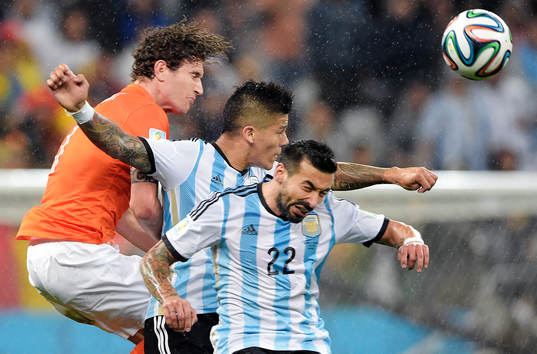 Hollands Daley Blind i kamp med Argentinas Marcos Rojo och Ezequiel Lavezzi
