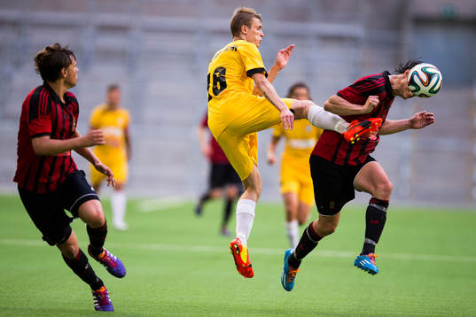 VPS Vaasas Teemu Honkaniemi med en hög spark på Brommapojkarnas Gabriel Petrovic