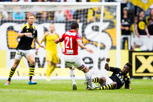 s Ibrahim Moro i kamp om bollen under fotbollsmatchen i Allsvenskan mellan AIK och Kalmar den 12 juli 2014 i Stockholm. 