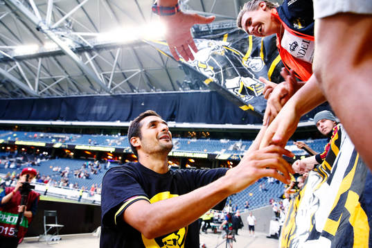 s Celso Borges tackar publiken efter fotbollsmatchen i Allsvenskan mellan AIK och Kalmar den 12 juli 2014 i Stockholm. 