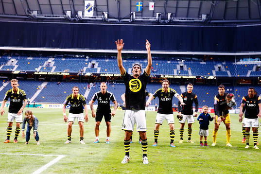s Celso Borges och lagkamrater tackar publiken efter fotbollsmatchen i Allsvenskan mellan AIK och Kalmar den 12 juli 2014 i Stockholm. 