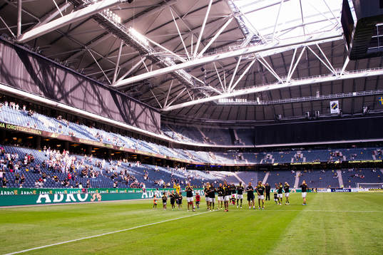 s spelare tackar publiken efter fotbollsmatchen i Allsvenskan mellan AIK och Kalmar på Friends Arena den 12 juli 2014 i Stockholm. 