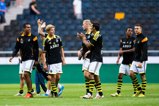 s Anton Salétros och Celso Borges och övriga spelare tackar publiken efter fotbollsmatchen i Allsvenskan mellan AIK och Kalmar den 12 juli 2014 i Stockholm. 
