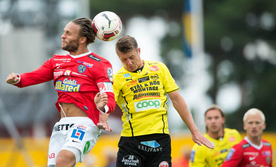 Mjällbys Daniel Nilsson och Falkenbergs Johannes Vall i den allsvenska fotbollsmatchen mellan Mjällby och Falkenberg i Mjällby 12 juli.