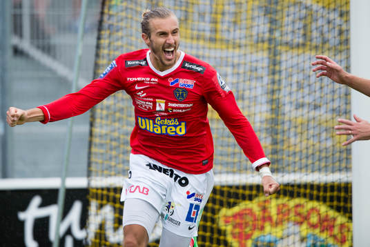 Falkenbergs Tobias Karlsson har kvitterat till 1-1 i den allsvenska fotbollsmatchen mellan Mjällby och Falkenberg i Mjällby 12 juli.